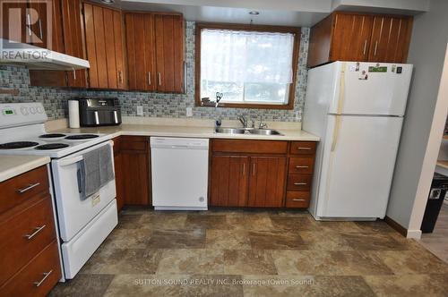 1905 8Th Avenue E, Owen Sound, ON - Indoor Photo Showing Kitchen With Double Sink