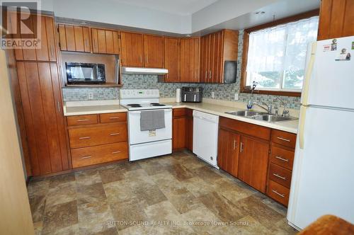 1905 8Th Avenue E, Owen Sound, ON - Indoor Photo Showing Kitchen With Double Sink