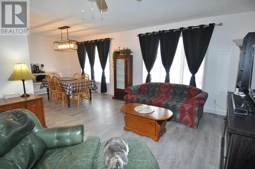 1905 8Th Avenue E, Owen Sound, ON - Indoor Photo Showing Living Room