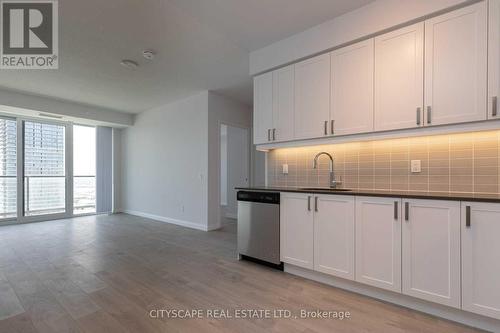 3508 - 7895 Jane Street, Vaughan, ON - Indoor Photo Showing Kitchen