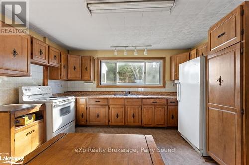 11 Macfarlane Street, Parry Sound, ON - Indoor Photo Showing Kitchen