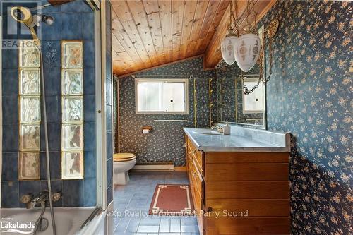 11 Macfarlane Street, Parry Sound, ON - Indoor Photo Showing Bathroom