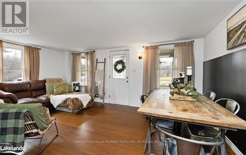 8 Meadow Street, Parry Sound, ON - Indoor Photo Showing Living Room