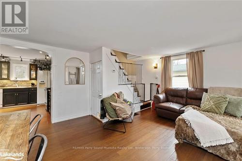 8 Meadow Street, Parry Sound, ON - Indoor Photo Showing Living Room