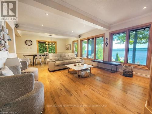 426 Mallory Beach Road, South Bruce Peninsula, ON - Indoor Photo Showing Living Room