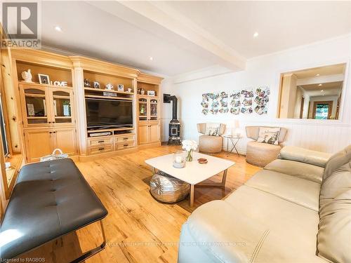 426 Mallory Beach Road, South Bruce Peninsula, ON - Indoor Photo Showing Living Room