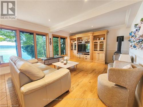 426 Mallory Beach Road, South Bruce Peninsula, ON - Indoor Photo Showing Living Room