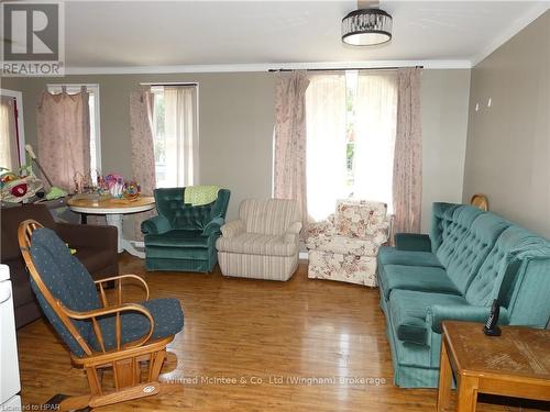 9 Rattenbury Street, Central Huron (Clinton), ON - Indoor Photo Showing Living Room