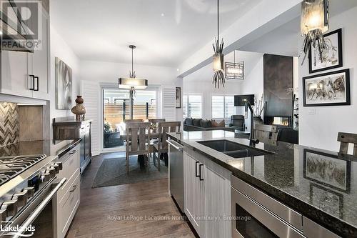 104 Clippers Lane, Blue Mountains, ON - Indoor Photo Showing Kitchen With Double Sink With Upgraded Kitchen