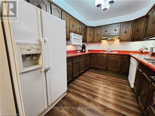 347 Tyendinaga Drive, Saugeen Shores (South Bruce Peninsula), ON - Indoor Photo Showing Kitchen