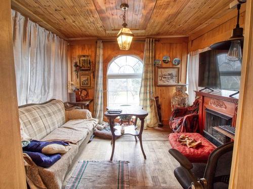 Solarium - 58 Rue York, Huntingdon, QC - Indoor Photo Showing Living Room With Fireplace