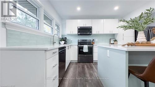 943 Dearness Drive, London, ON - Indoor Photo Showing Kitchen