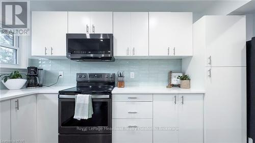 943 Dearness Drive, London, ON - Indoor Photo Showing Kitchen