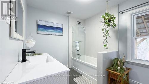 943 Dearness Drive, London, ON - Indoor Photo Showing Bathroom