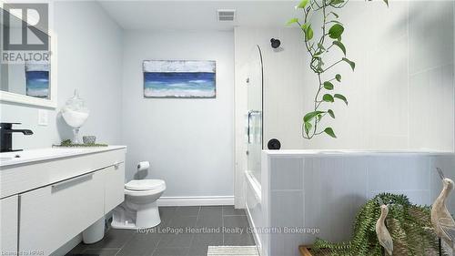 943 Dearness Drive, London, ON - Indoor Photo Showing Bathroom