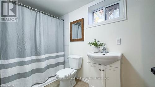 943 Dearness Drive, London, ON - Indoor Photo Showing Bathroom