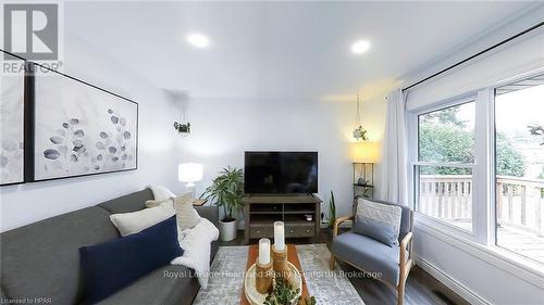 943 Dearness Drive, London, ON - Indoor Photo Showing Living Room