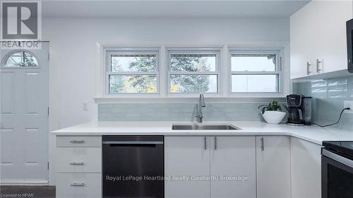 943 Dearness Drive, London, ON - Indoor Photo Showing Kitchen