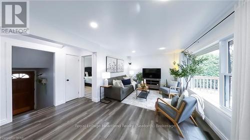 943 Dearness Drive, London, ON - Indoor Photo Showing Living Room