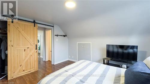 943 Dearness Drive, London, ON - Indoor Photo Showing Bedroom