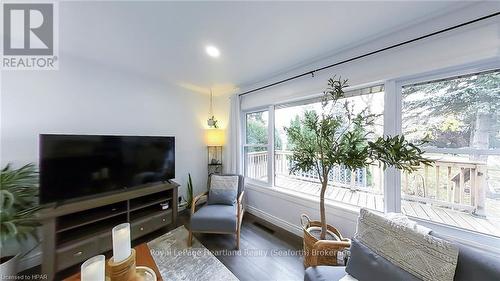 943 Dearness Drive, London, ON - Indoor Photo Showing Living Room