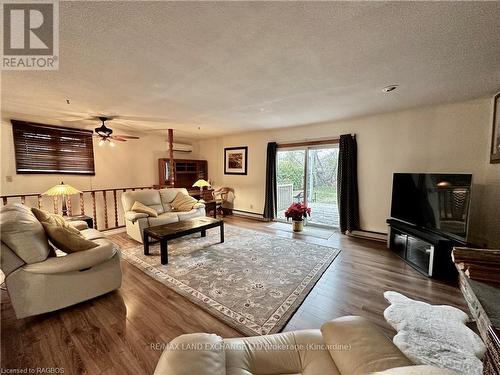 496 Queen Street, Kincardine, ON - Indoor Photo Showing Living Room