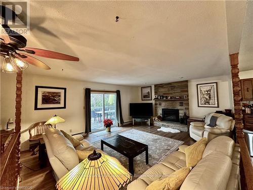 496 Queen Street, Kincardine, ON - Indoor Photo Showing Living Room With Fireplace