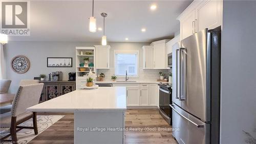 103 Huron Heights Drive, Ashfield-Colborne-Wawanosh (Colborne), ON - Indoor Photo Showing Kitchen With Upgraded Kitchen