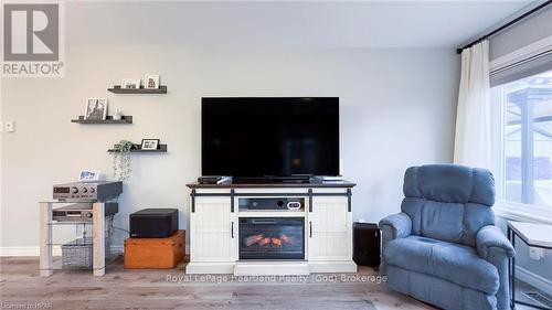 103 Huron Heights Drive, Ashfield-Colborne-Wawanosh (Colborne), ON - Indoor Photo Showing Living Room