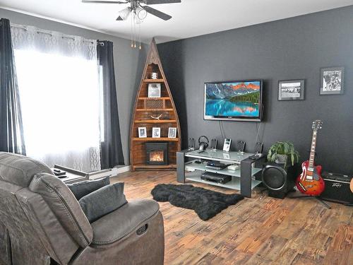 Salon - 566  - 568 Rue Kitchener, La Tuque, QC - Indoor Photo Showing Living Room