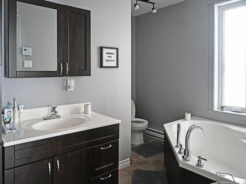 Salle de bains - 566  - 568 Rue Kitchener, La Tuque, QC - Indoor Photo Showing Bathroom