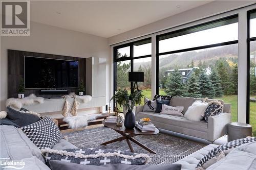 143 Wyandot Court, Blue Mountains (Blue Mountain Resort Area), ON - Indoor Photo Showing Living Room