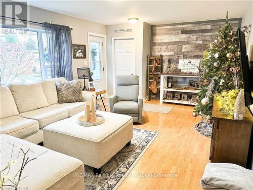 157 Huron Street E, South Huron (Exeter), ON - Indoor Photo Showing Living Room