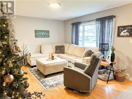 157 Huron Street E, South Huron (Exeter), ON - Indoor Photo Showing Living Room