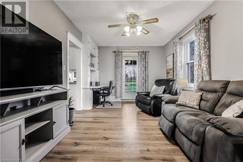 2504 6Th Avenue W, Owen Sound, ON - Indoor Photo Showing Living Room