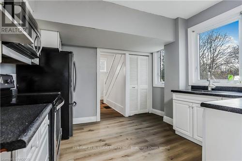 2504 6Th Avenue W, Owen Sound, ON - Indoor Photo Showing Kitchen