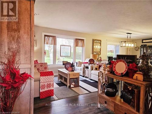 107 Mary Avenue, Georgian Bluffs, ON - Indoor Photo Showing Living Room