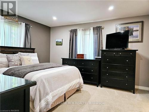 107 Mary Avenue, Georgian Bluffs, ON - Indoor Photo Showing Bedroom