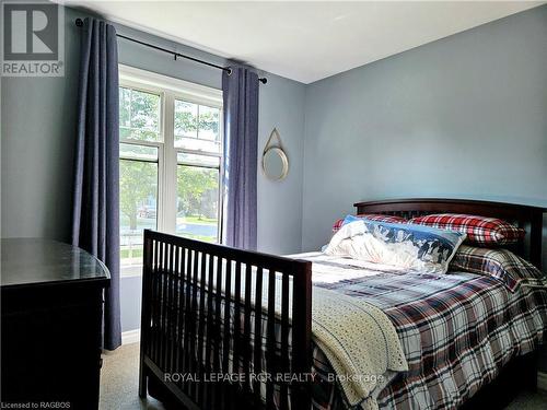 107 Mary Avenue, Georgian Bluffs, ON - Indoor Photo Showing Bedroom