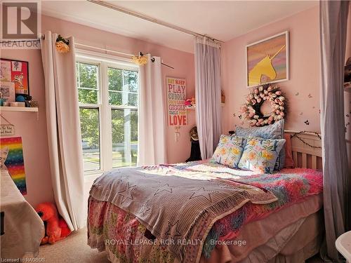 107 Mary Avenue, Georgian Bluffs, ON - Indoor Photo Showing Bedroom