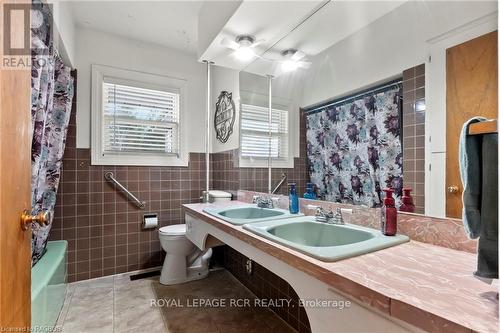 315 2Nd Street, Hanover, ON - Indoor Photo Showing Bathroom