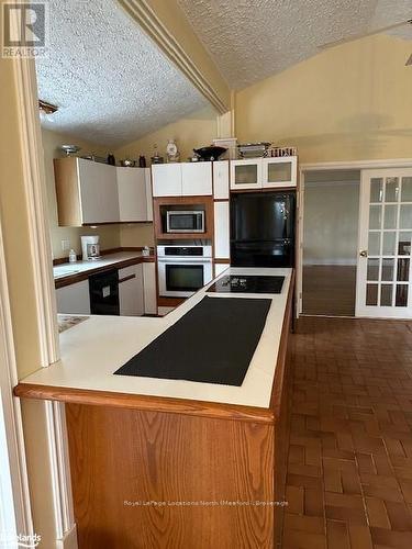 252 Swiss Meadows Boulevard, Blue Mountains (Blue Mountain Resort Area), ON - Indoor Photo Showing Kitchen