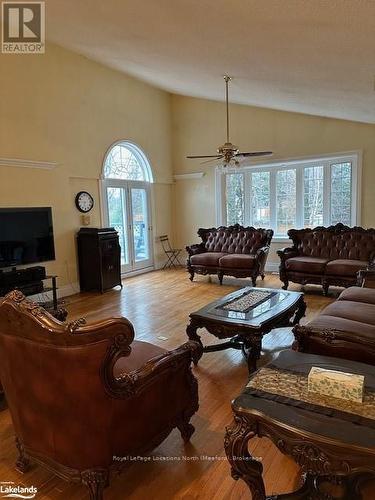 252 Swiss Meadows Boulevard, Blue Mountains (Blue Mountain Resort Area), ON - Indoor Photo Showing Living Room