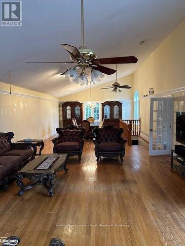 252 Swiss Meadows Boulevard, Blue Mountains (Blue Mountain Resort Area), ON - Indoor Photo Showing Living Room