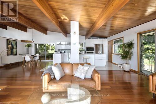 505424 Grey Road 1, Georgian Bluffs, ON - Indoor Photo Showing Living Room