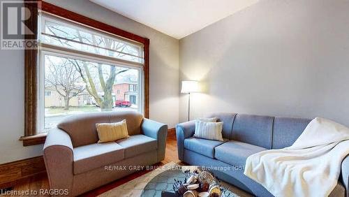 550 10Th Street A West, Owen Sound, ON - Indoor Photo Showing Living Room