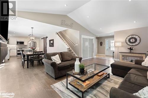 18 Macarthur Drive, Bracebridge (Monck (Bracebridge)), ON - Indoor Photo Showing Living Room