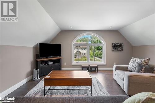 18 Macarthur Drive, Bracebridge (Monck (Bracebridge)), ON - Indoor Photo Showing Living Room