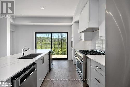 18 - 117 Sladden Court, Blue Mountains, ON - Indoor Photo Showing Kitchen With Double Sink With Upgraded Kitchen