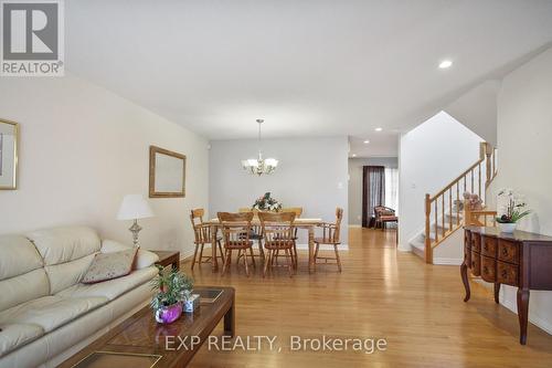 618 Beatrice Drive, Ottawa, ON - Indoor Photo Showing Living Room